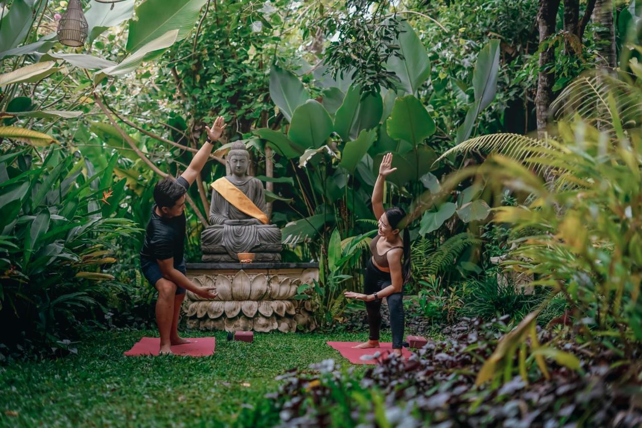 Ubud Nyuh Bali Resort & Spa Εξωτερικό φωτογραφία A yoga teacher training a student in Bali, Indonesia