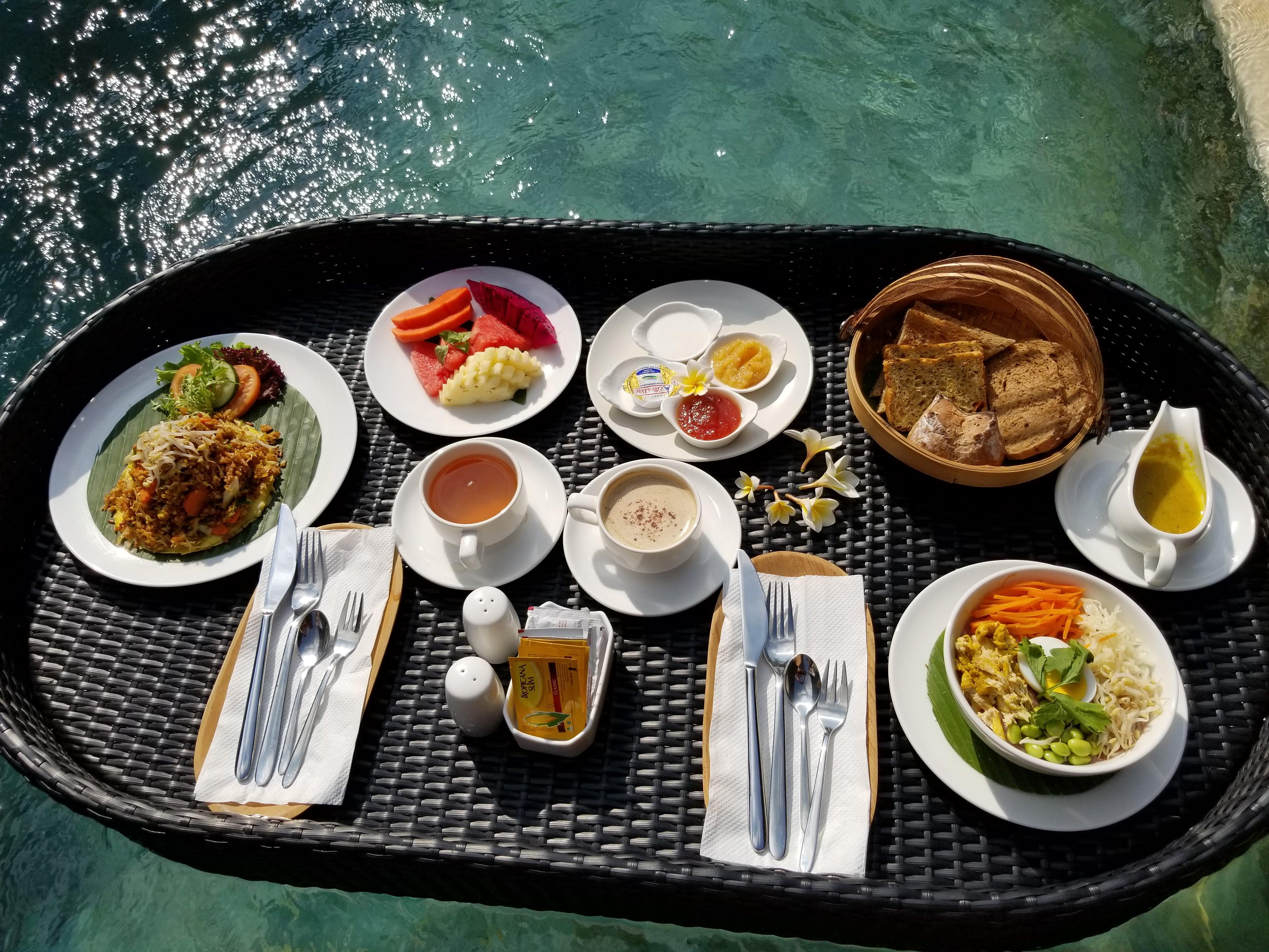 Ubud Nyuh Bali Resort & Spa Εξωτερικό φωτογραφία A floating breakfast at a resort in Bali, Indonesia