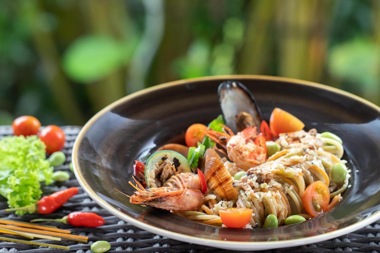 Ubud Nyuh Bali Resort & Spa Εξωτερικό φωτογραφία Seafood salad