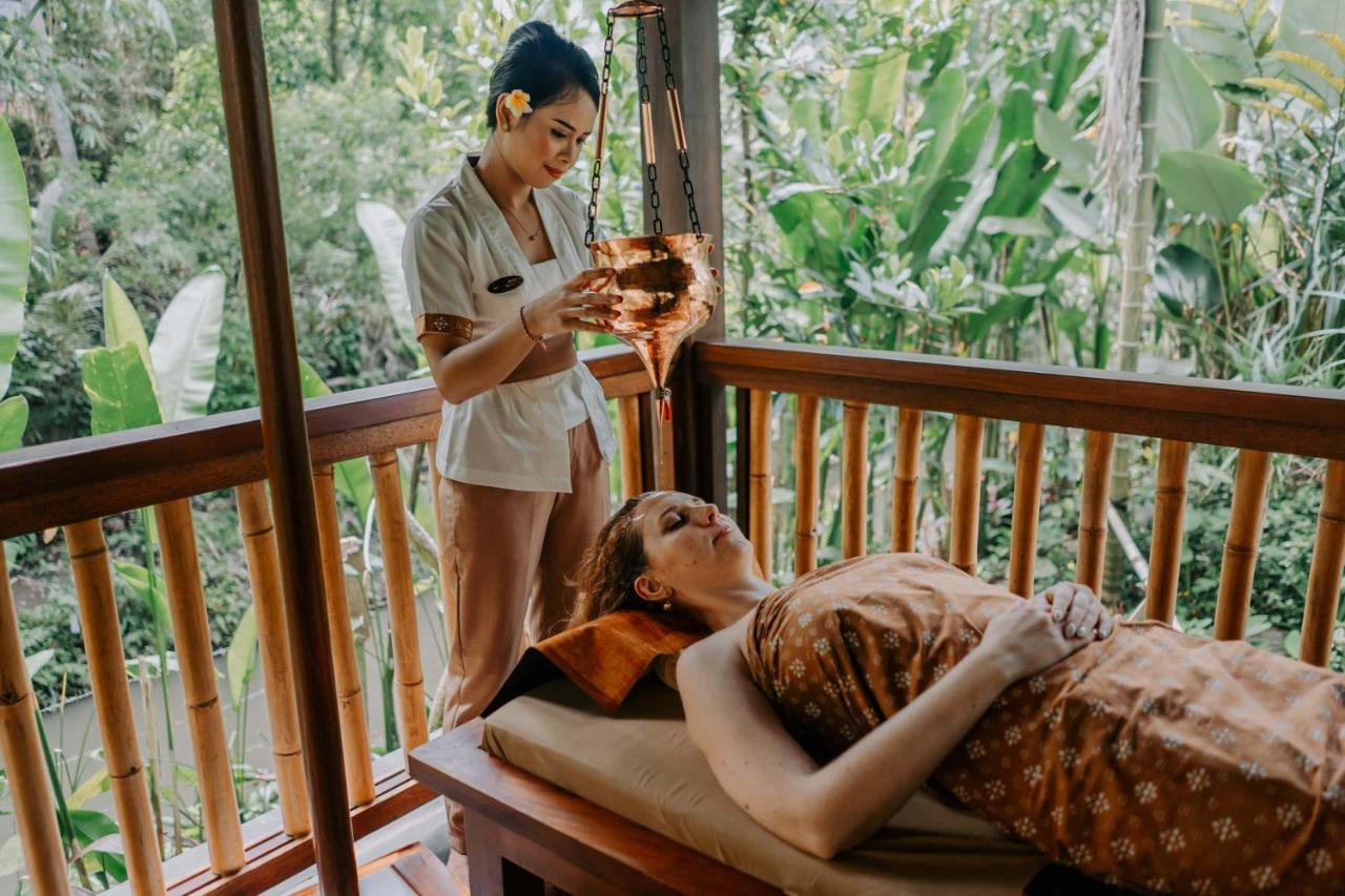 Ubud Nyuh Bali Resort & Spa Εξωτερικό φωτογραφία A woman receiving a spa treatment