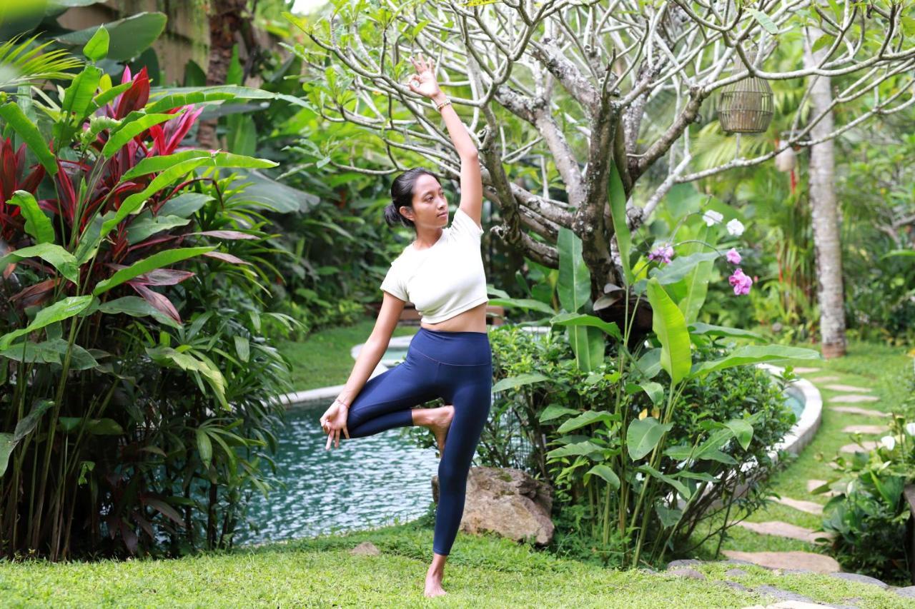 Ubud Nyuh Bali Resort & Spa Εξωτερικό φωτογραφία A woman practicing yoga