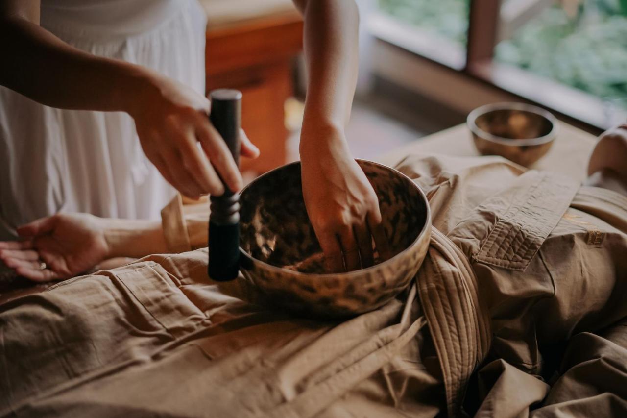 Ubud Nyuh Bali Resort & Spa Εξωτερικό φωτογραφία A singing bowl being played