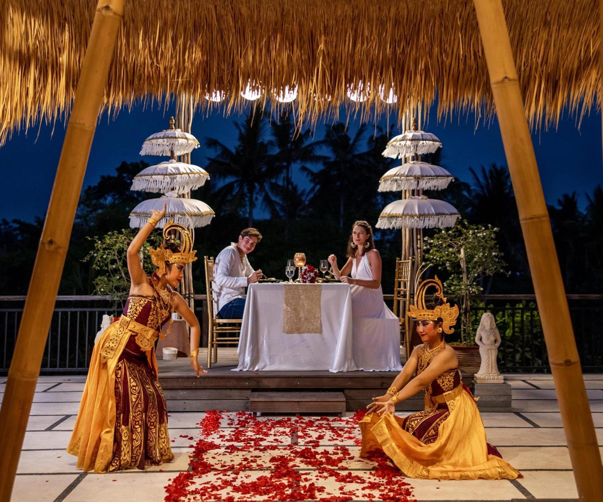 Ubud Nyuh Bali Resort & Spa Εξωτερικό φωτογραφία A traditional Balinese dinner