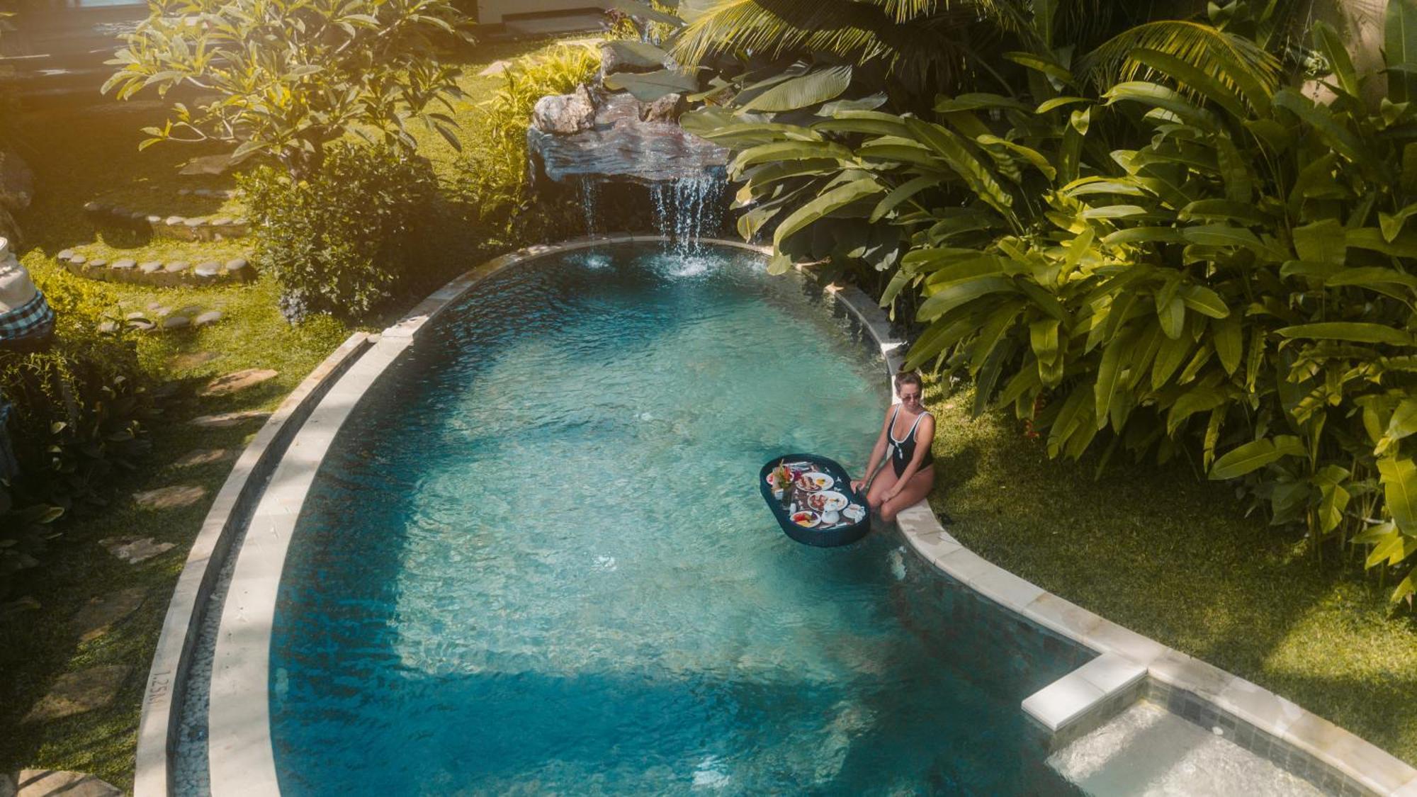 Ubud Nyuh Bali Resort & Spa Εξωτερικό φωτογραφία A woman floating in a pool