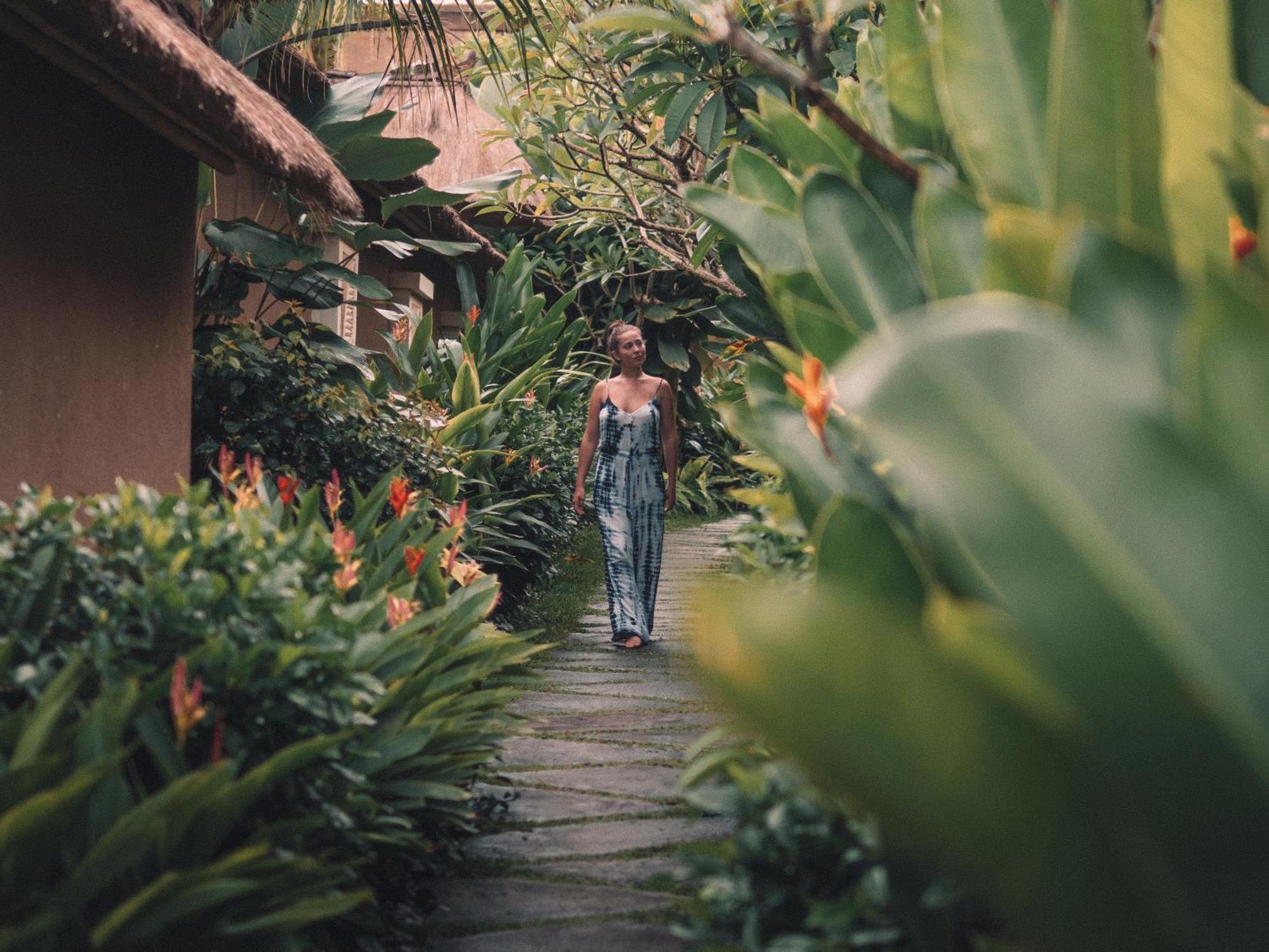 Ubud Nyuh Bali Resort & Spa Εξωτερικό φωτογραφία A woman walking through a garden