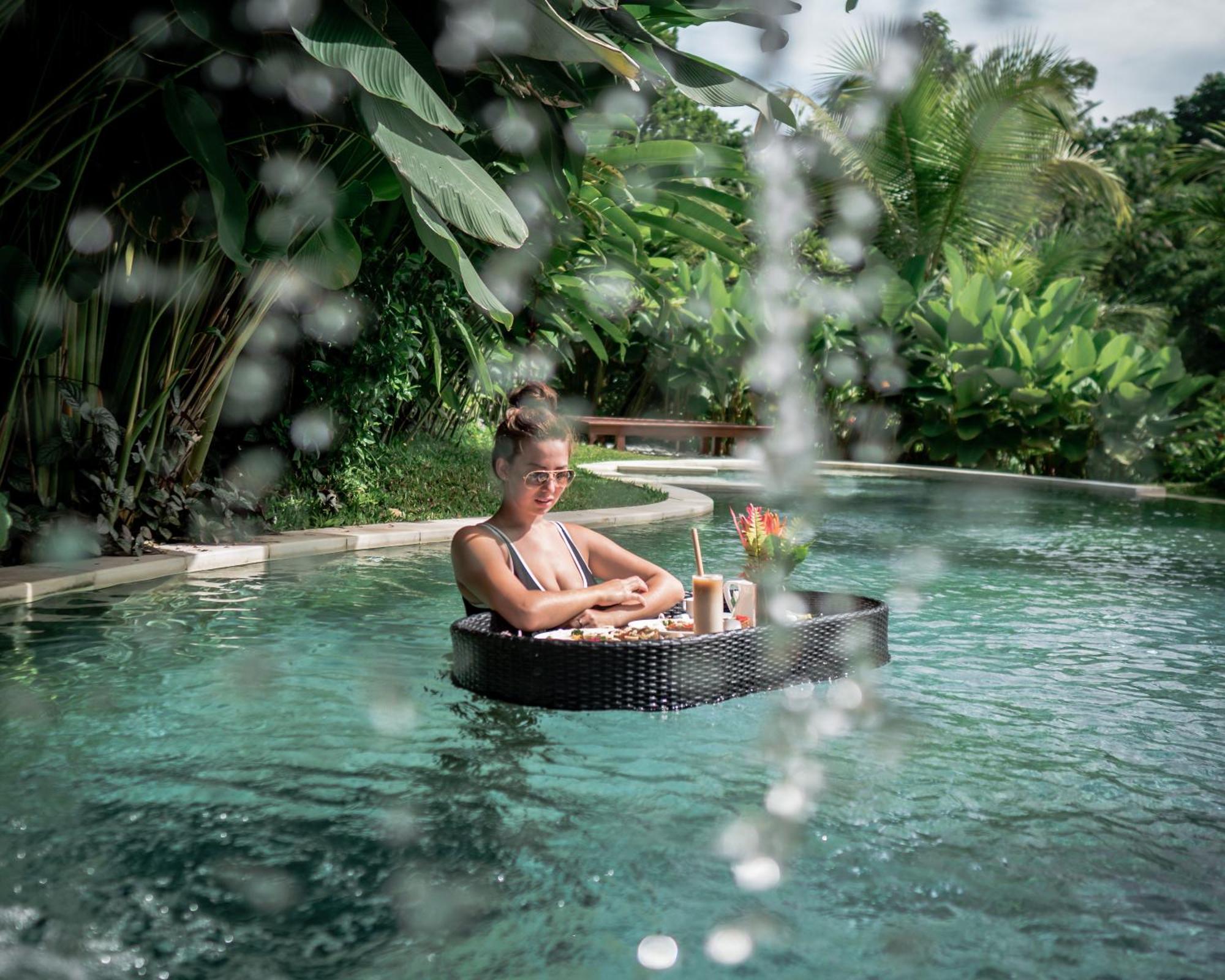 Ubud Nyuh Bali Resort & Spa Εξωτερικό φωτογραφία Floating breakfast at Alila Ubud